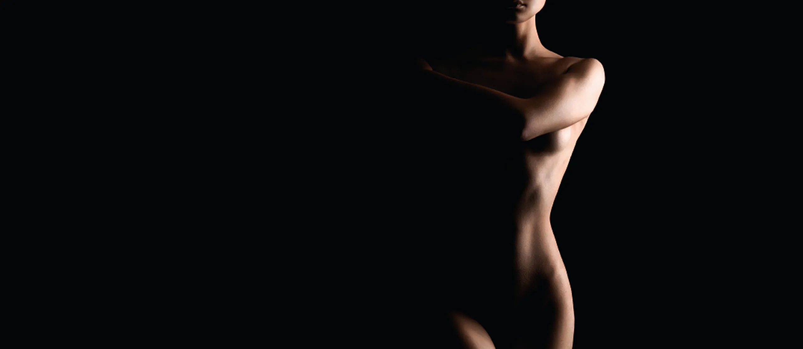 Silhouette femminile in controluce su fondo nero, campagna BodyReshape