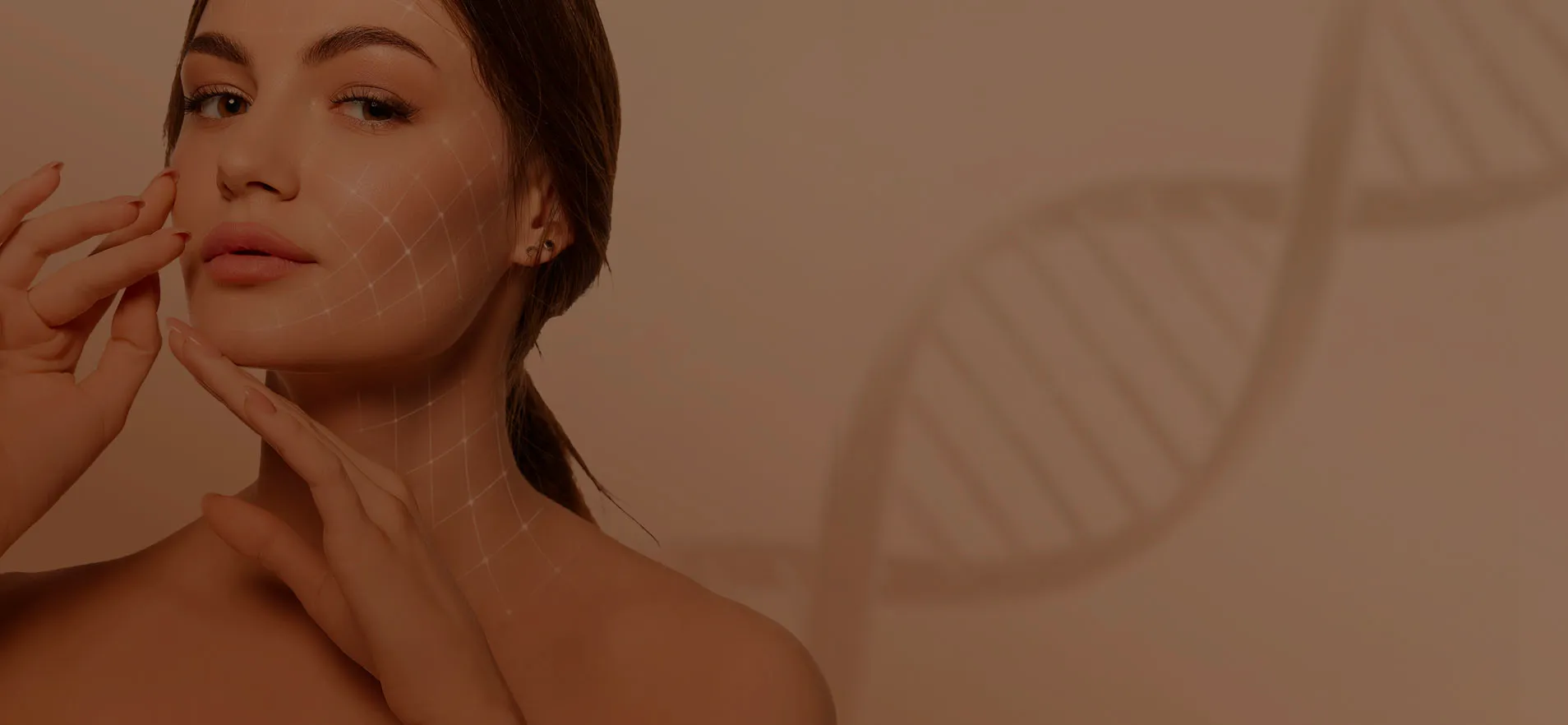 Modella con pelle luminosa e filamenti di DNA sullo sfondo, campagna DNA Skin Recode