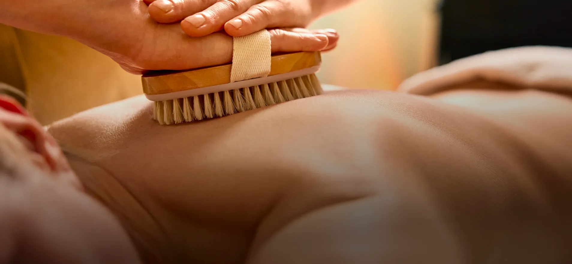 Spazzola in legno per il dry brushing durante un massaggio, campagna Heiko