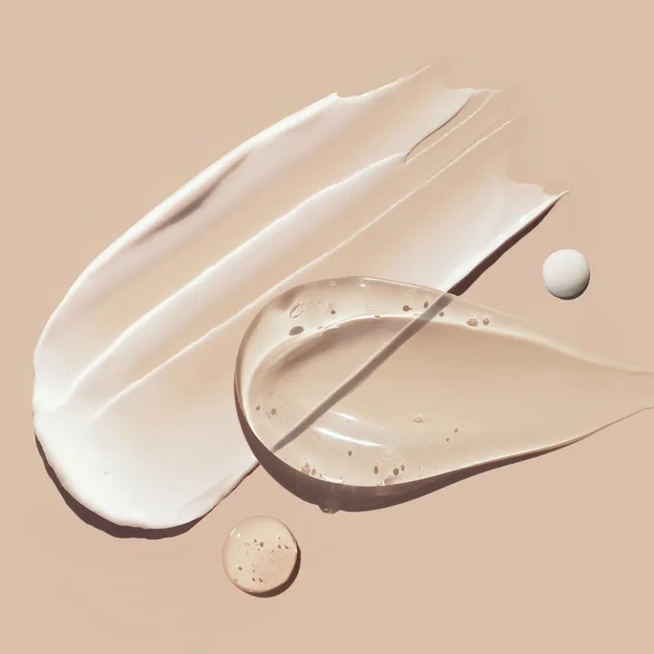 Texture di crema e gel MiniMal su fondo nude
